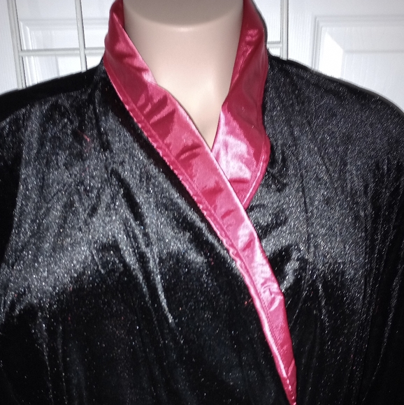 Black and red velvet robe - Picture 4 of 8